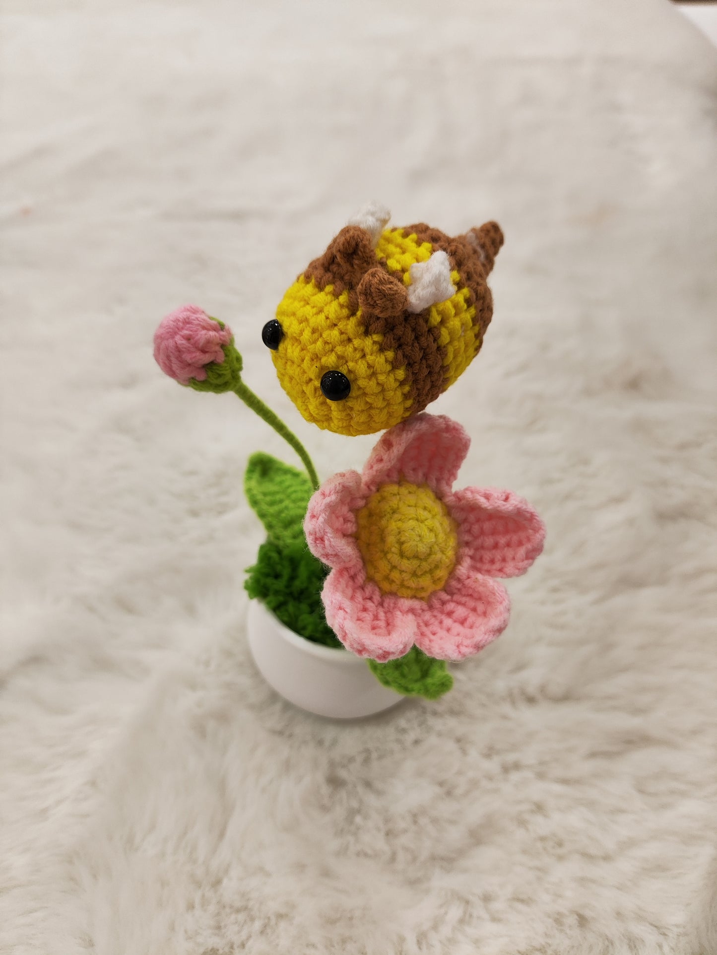 Crochet Flower Pots/Bee and Dasiy
